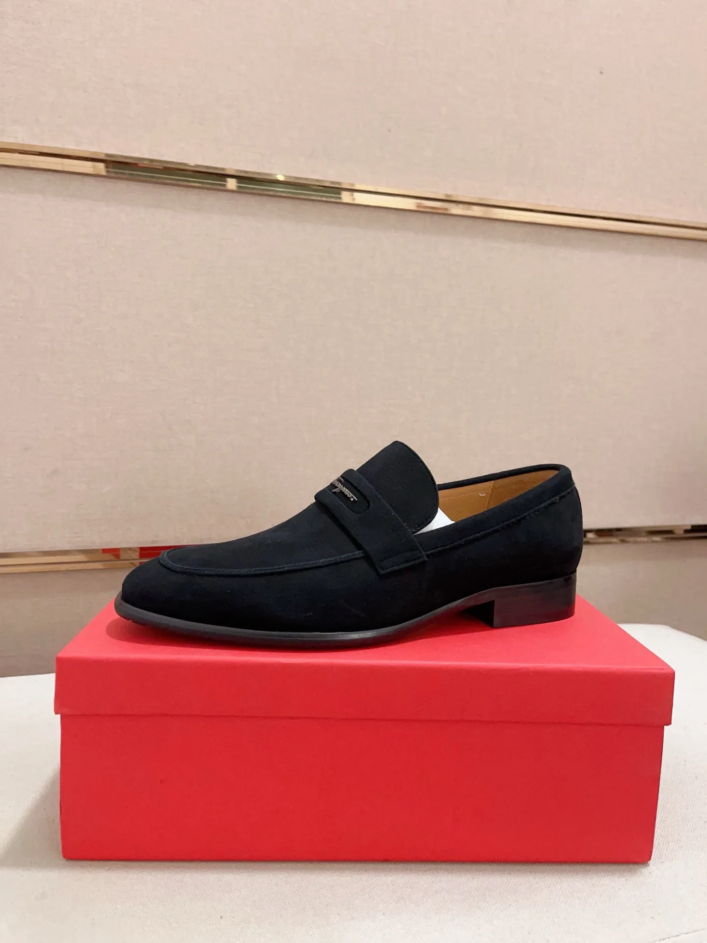 Men's shoes💰: 520💰 High version Ferragamo quality! 🆕🆕Exclusive hot-selling products in stock🔥🔥New products on the shelves, high-quality shoes, high-end driving shoes, with complete packaging! 💪 💪 Material: imported patented cowhide 🐂 + imported high-quality water-dyed cowhide lining + wear-resistant outsole 👍🏻👍🏻 Features: high-end and comfortable, purely handmade 🚀 🚀 Create the perfect shoes that suit you best 🔥 🔥 Size: (38-44) Can be customized 45 non-returnable!